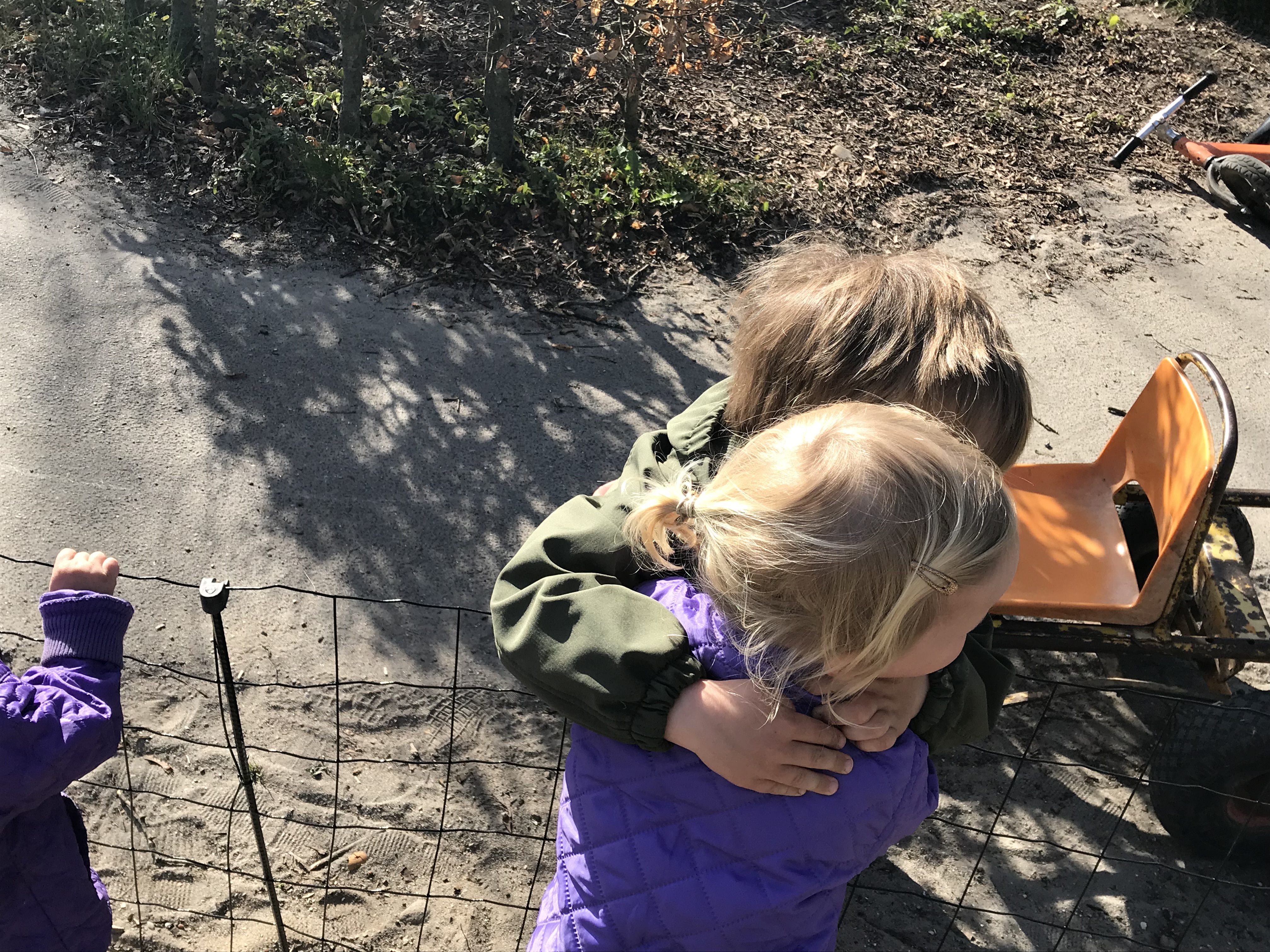 Børn krammer i Børnehuset Mælkevejen