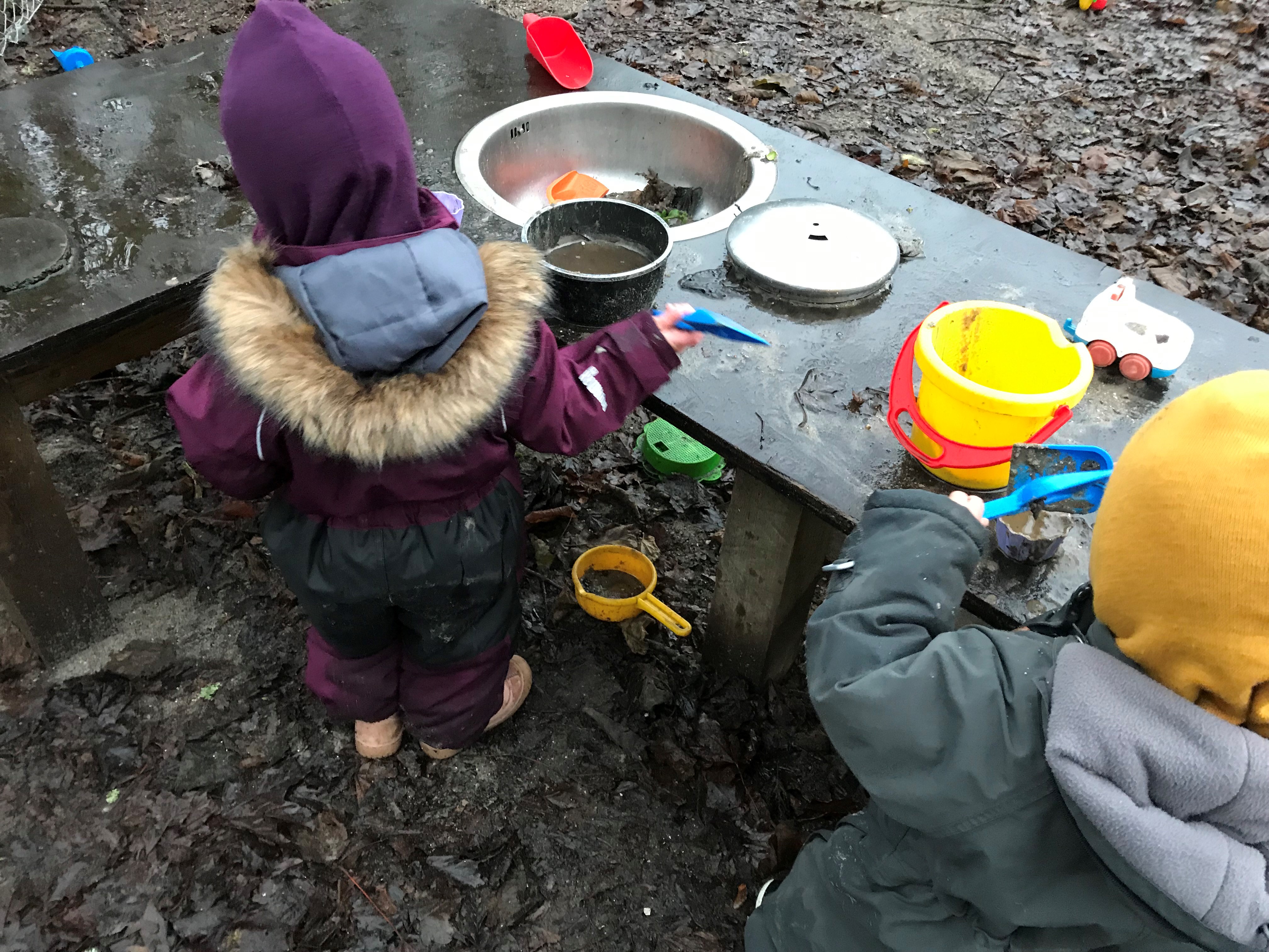 Børn i mudderkøkken i Børnehuset Mælkevejen