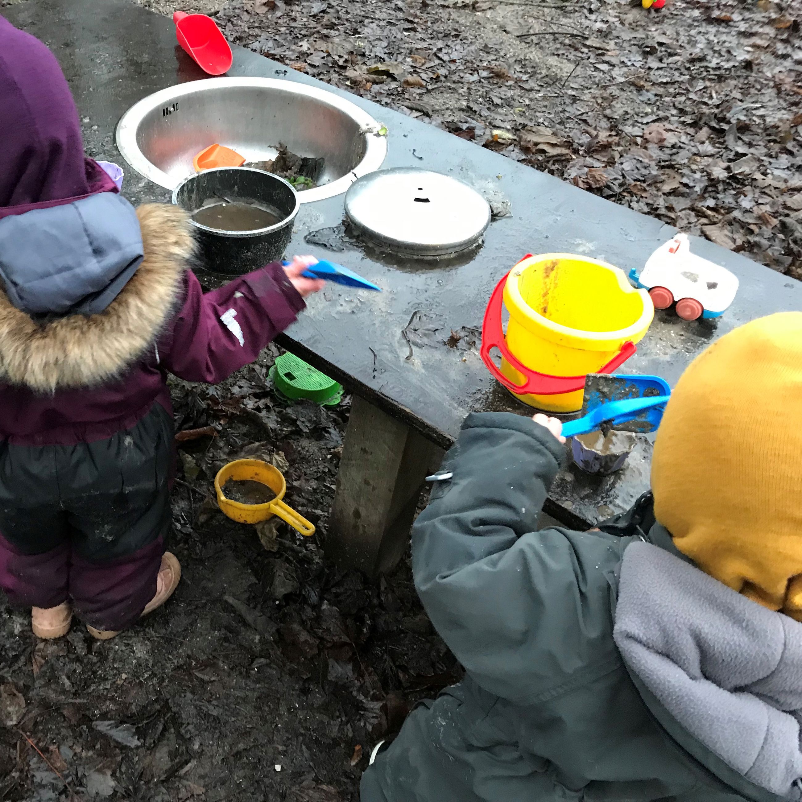 Børn i mudderkøkken i Børnehuset Mælkevejen