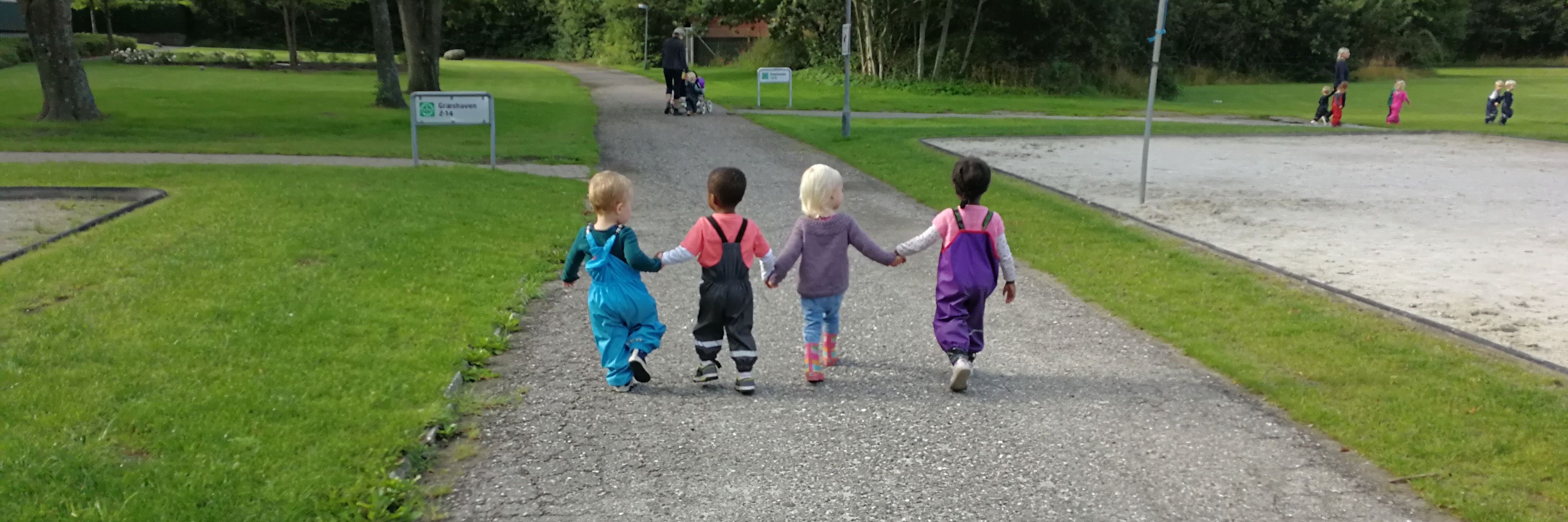 Gode venner på gåtur med Børnehuset Mælkevejen