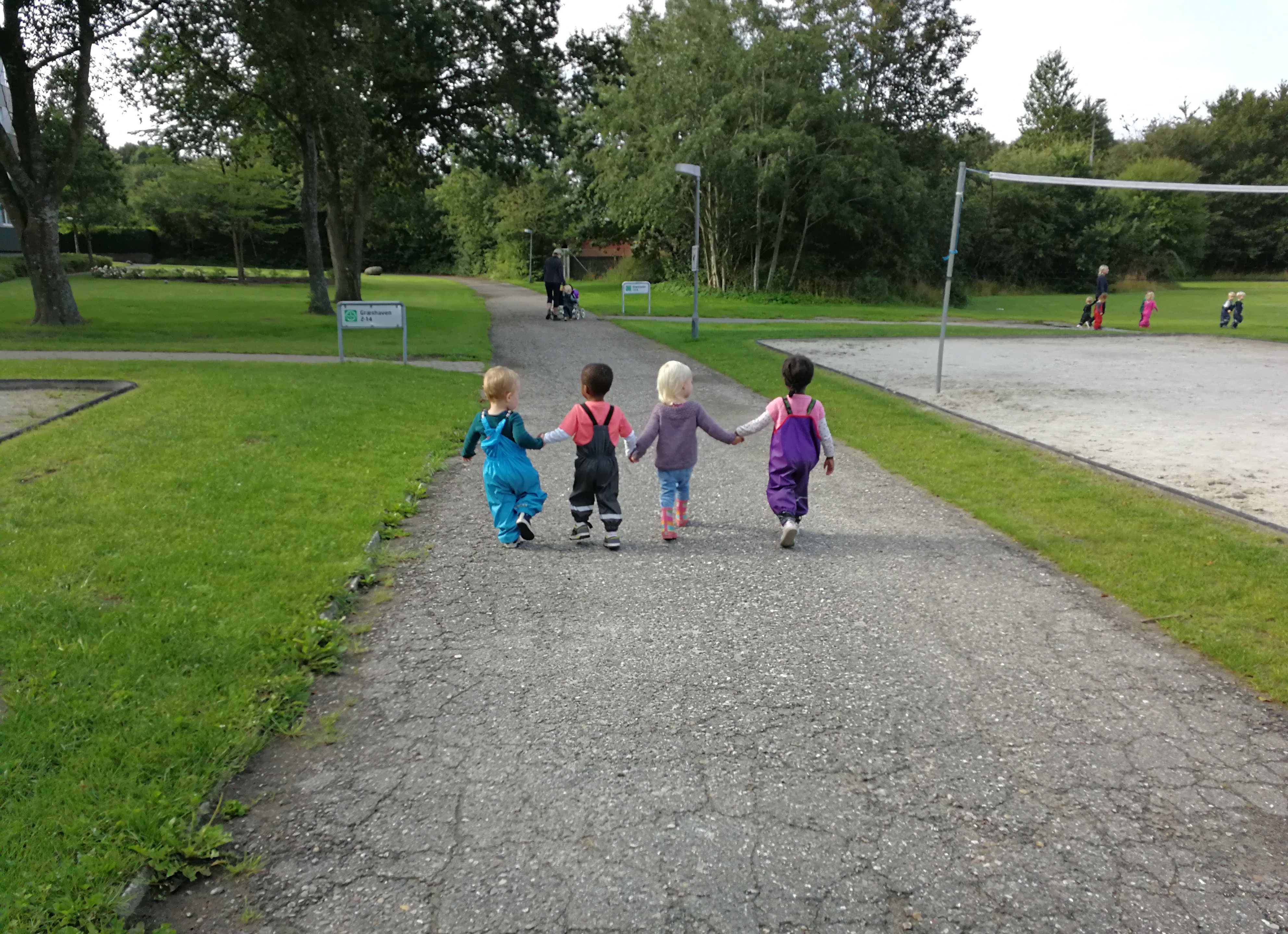 Gode venner på gåtur med Børnehuset Mælkevejen