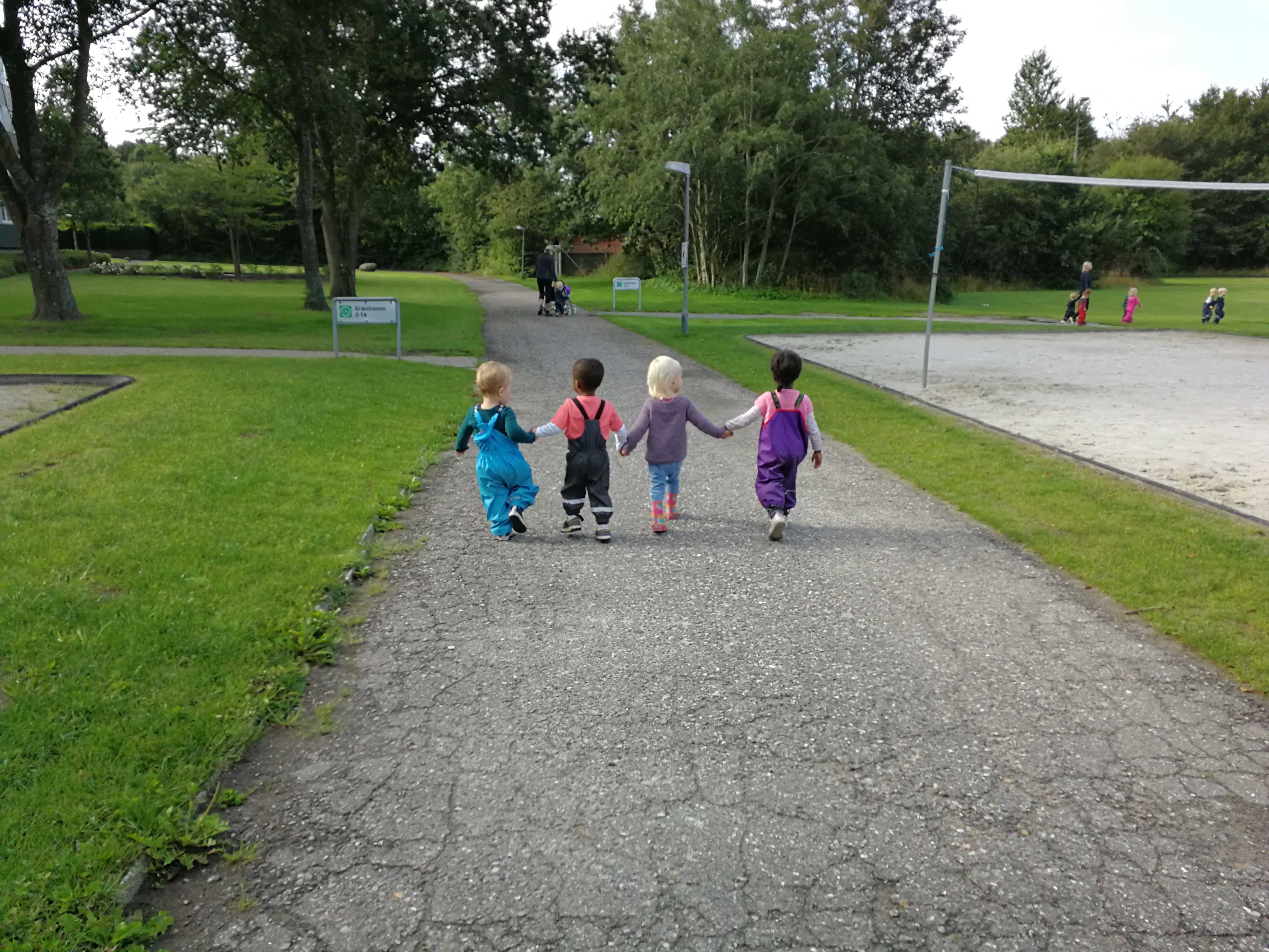 Gode venner på gåtur med Børnehuset Mælkevejen